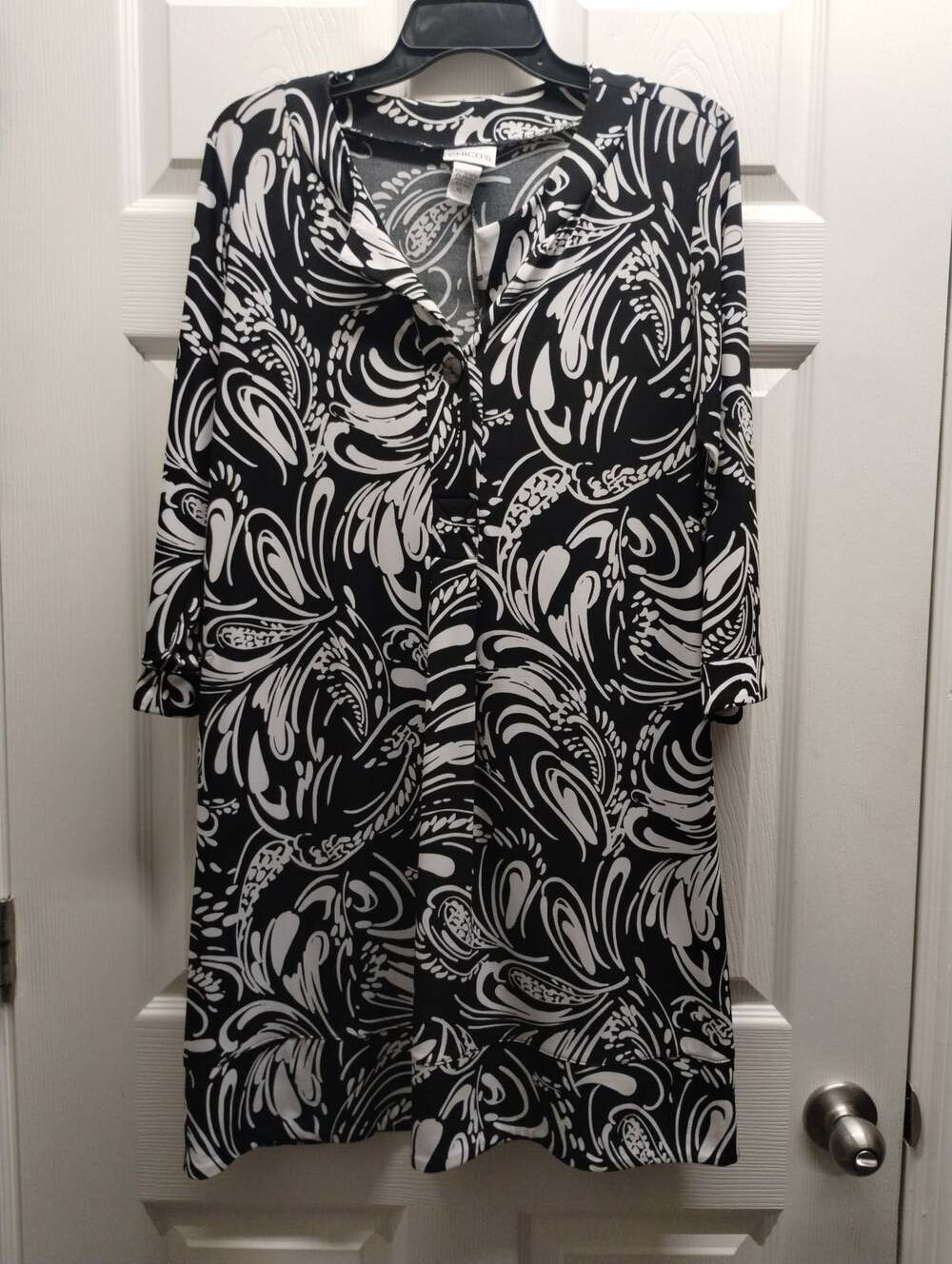 Chico's Size Medium (1) Black & White Abstract Artsy Split Neck Stretchy Dress